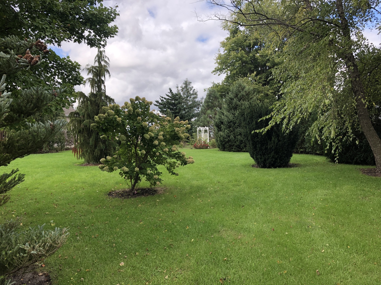 4081 East 4th Road Mendota, IL 61342 - Photo 2 of 2 a view of a garden