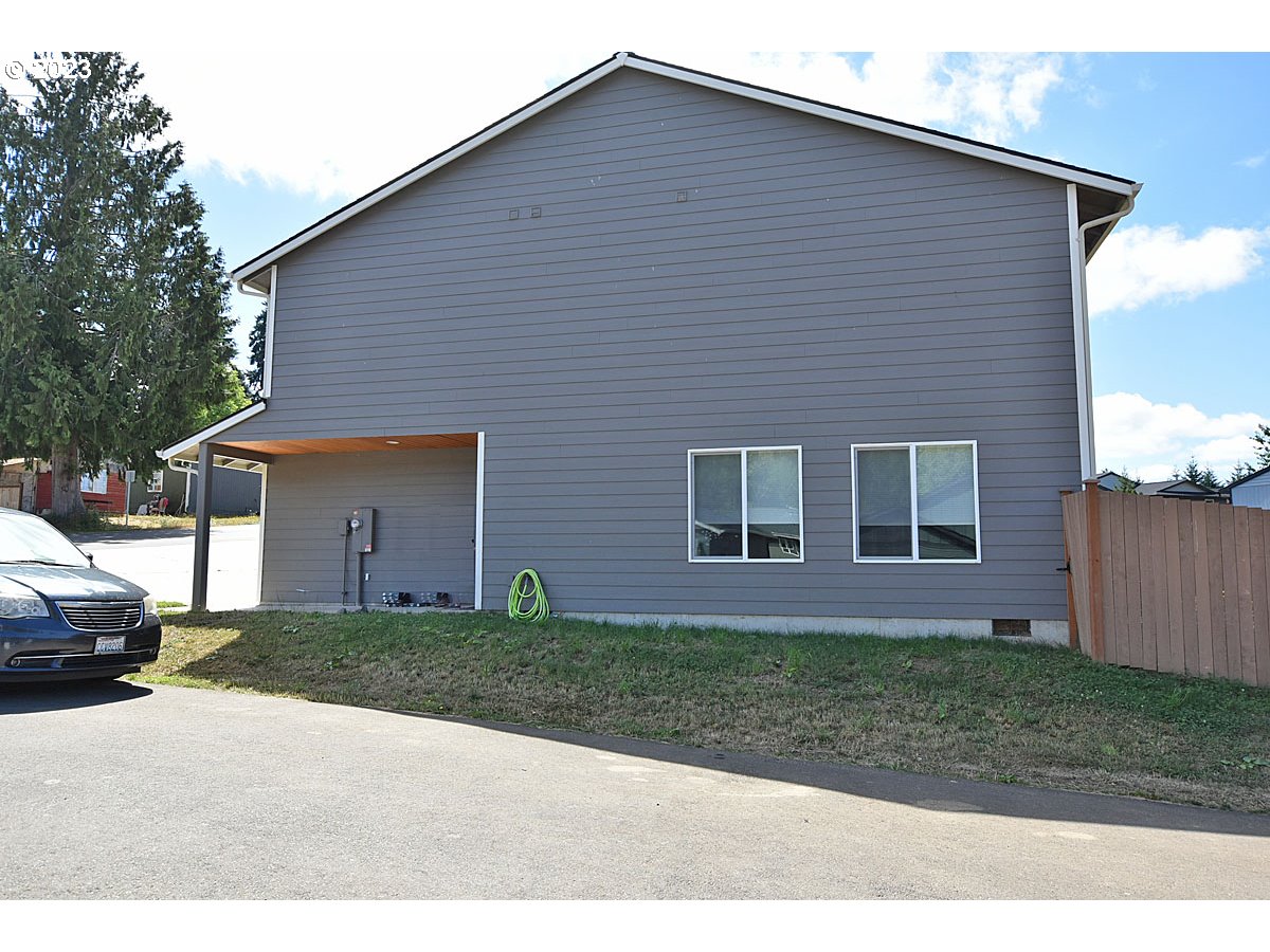 306 Oak Street Winlock, WA 98596 - Photo 12 of 35 a front view of a house with a yard and garage