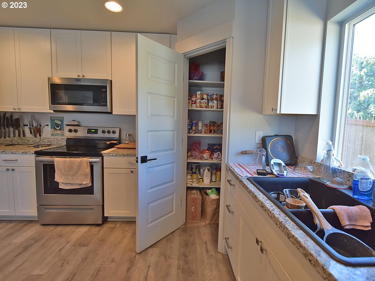 306 Oak Street Winlock, WA 98596 - Photo 17 of 35 a kitchen with a stove and a sink