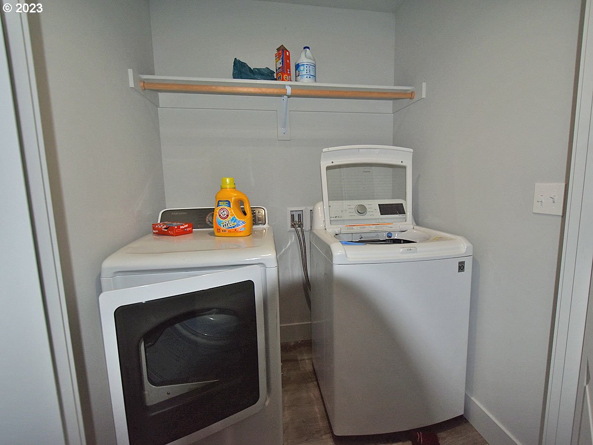 306 Oak Street Winlock, WA 98596 - Photo 28 of 35 a utility room with dryer and washer