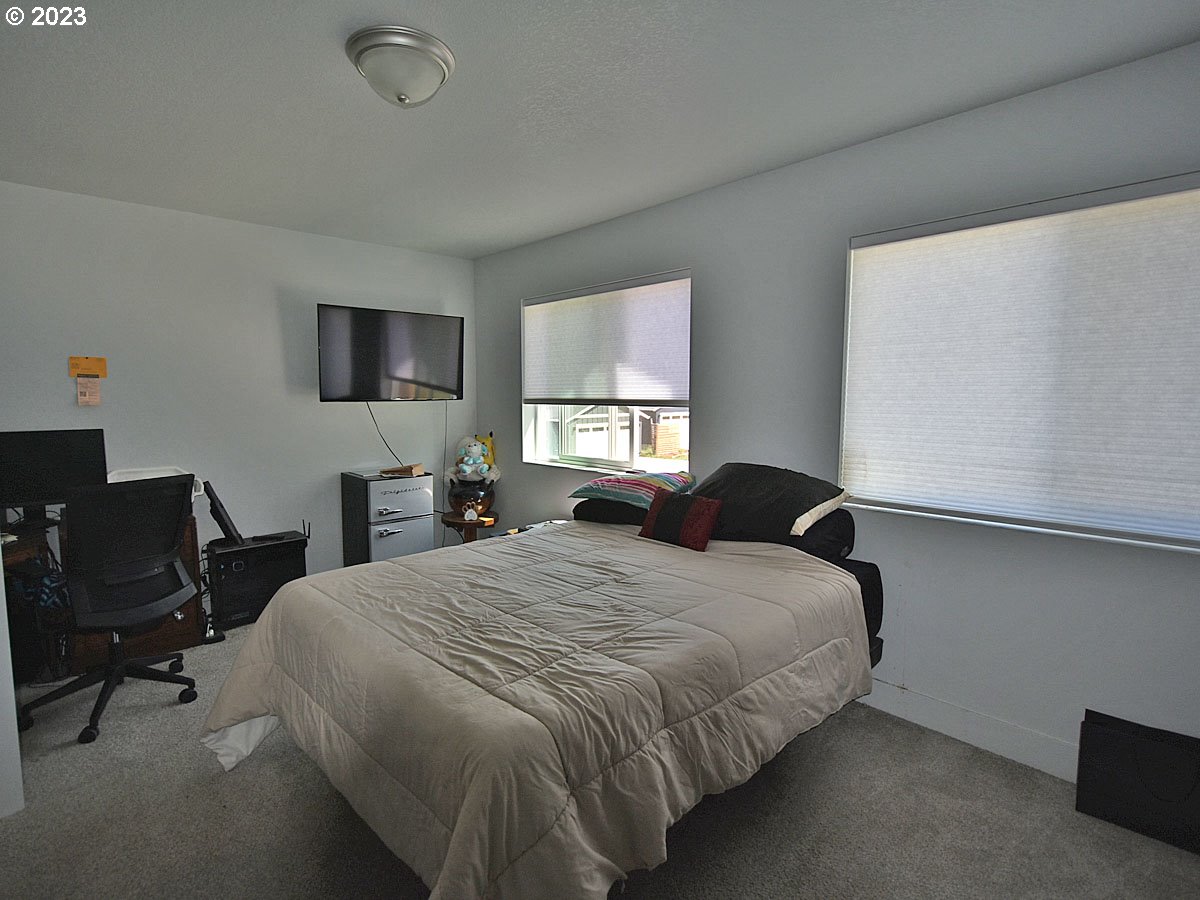 306 Oak Street Winlock, WA 98596 - Photo 33 of 35 a bedroom with a bed a desk and chair