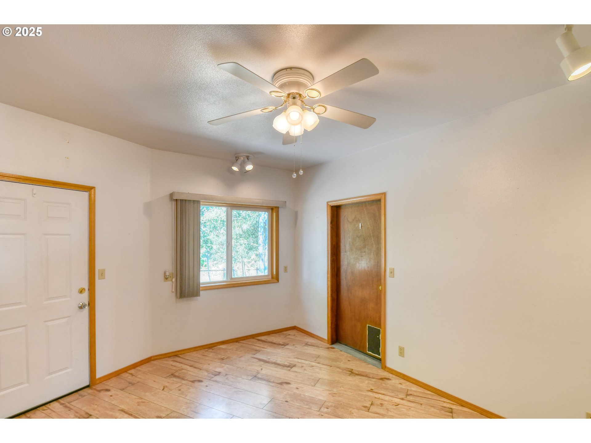 72062 Westfield Boulevard Pendleton, OR 97801 - Photo 18 of 48 a view of an empty room with a window