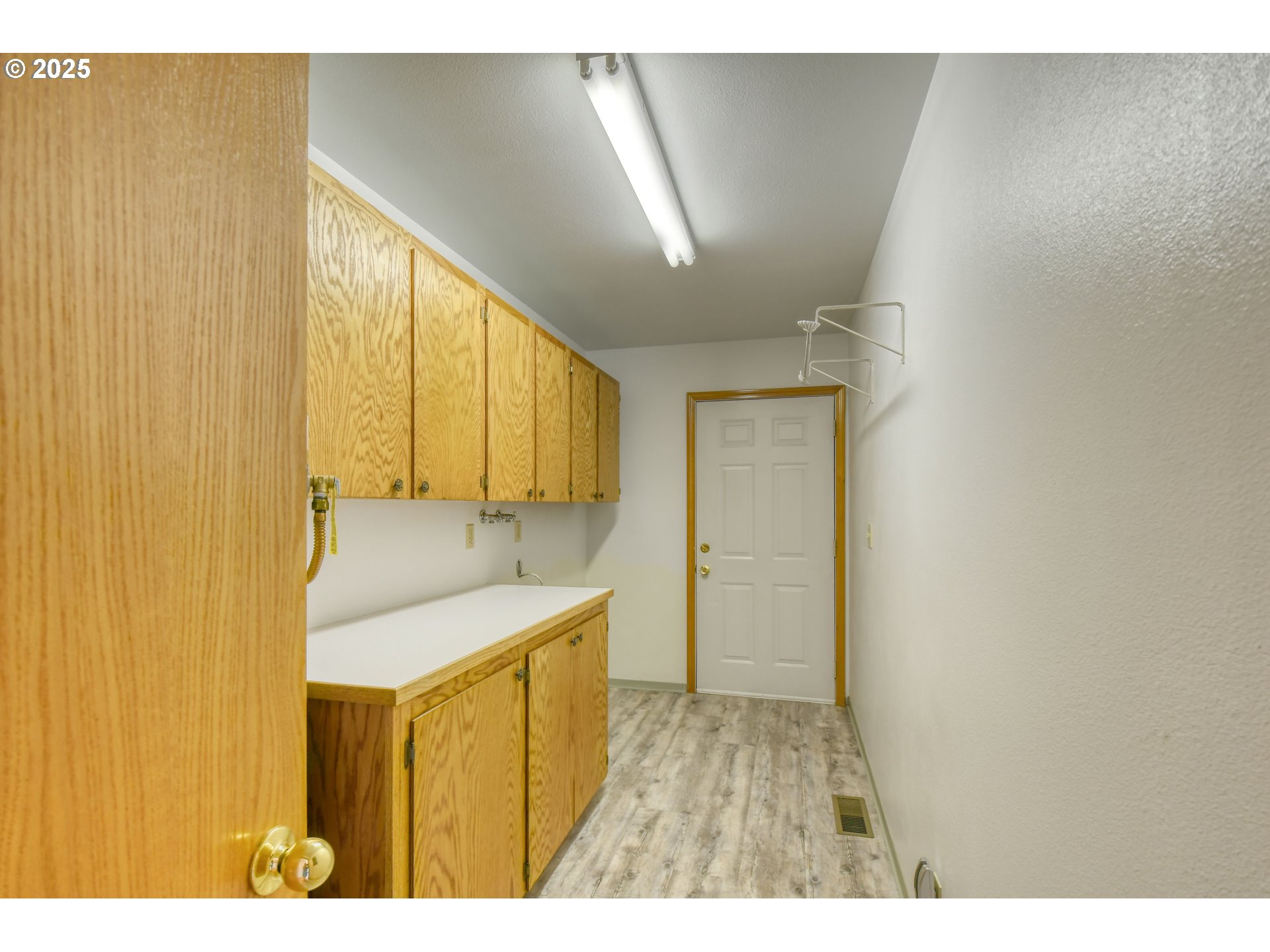 72062 Westfield Boulevard Pendleton, OR 97801 - Photo 28 of 48 a bathroom with a sink a mirror and a shower