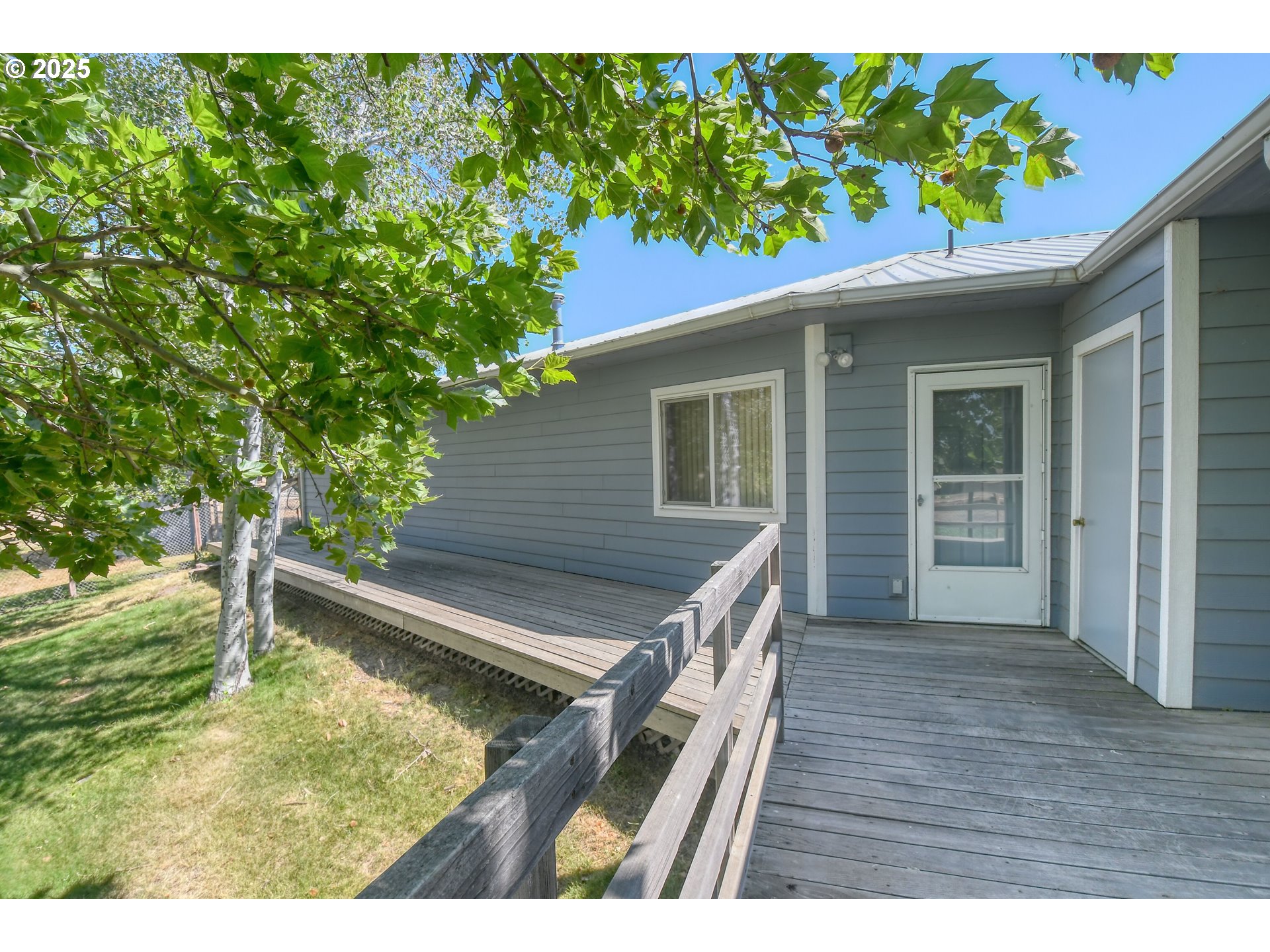 72062 Westfield Boulevard Pendleton, OR 97801 - Photo 30 of 48 a balcony with wooden floor