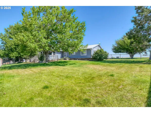 a view of a house with backyard