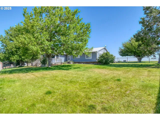 a view of a house with backyard