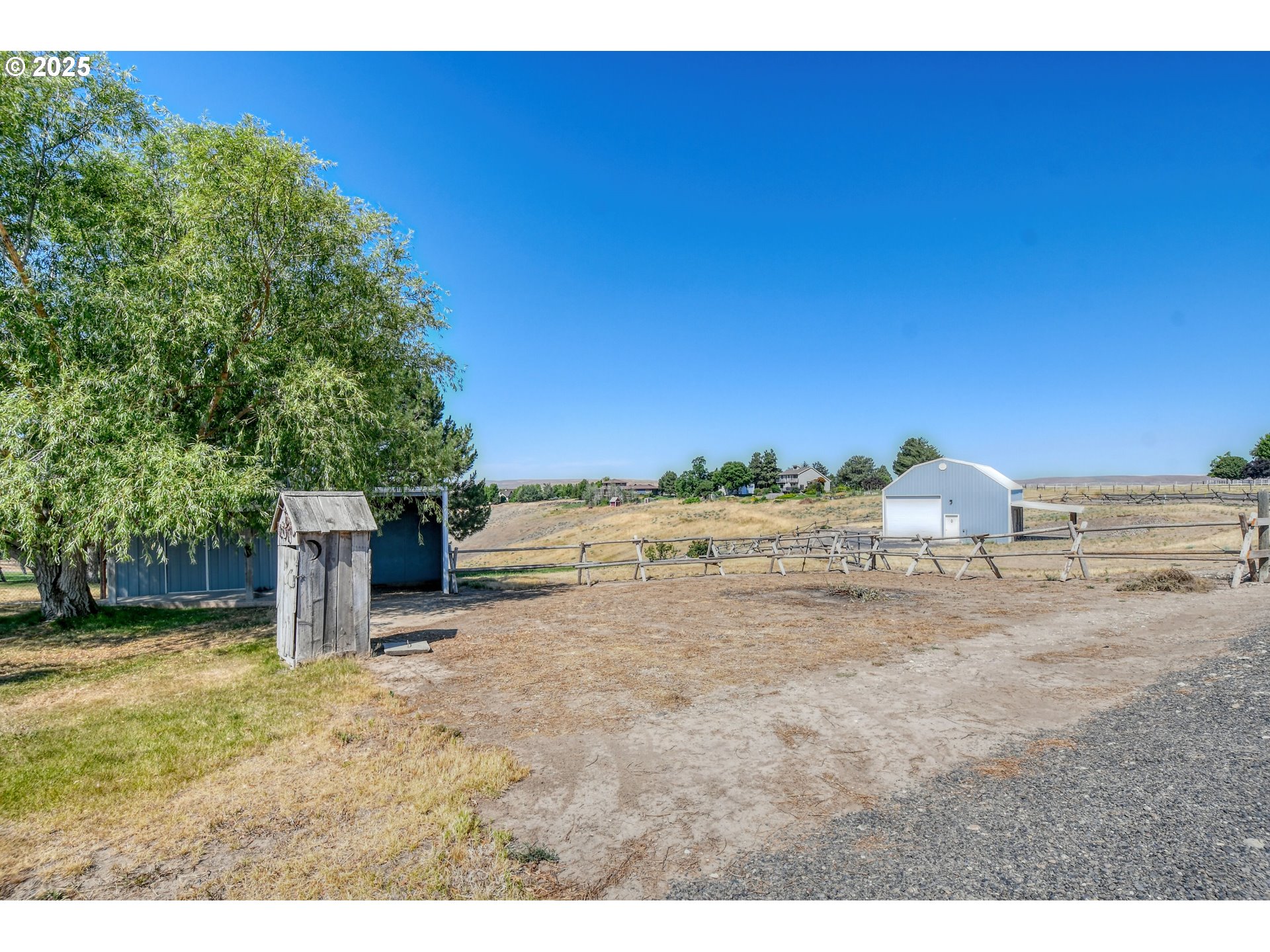 72062 Westfield Boulevard Pendleton, OR 97801 - Photo 42 of 48 a view of a dry yard with wooden fence