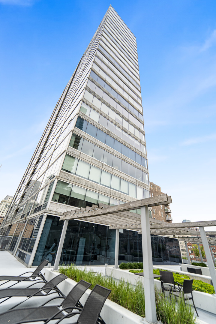 611 South Wells Street, Unit 3102 Chicago, IL 60607 - Photo 1 of 33 a front view of a building
