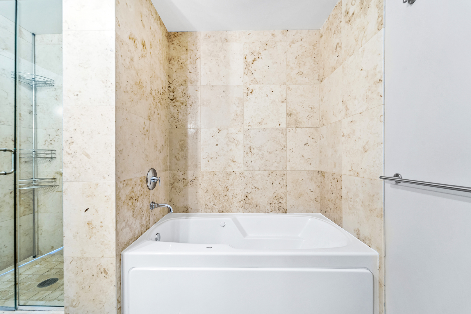611 South Wells Street, Unit 3102 Chicago, IL 60607 - Photo 18 of 33 a bathroom with a bathtub