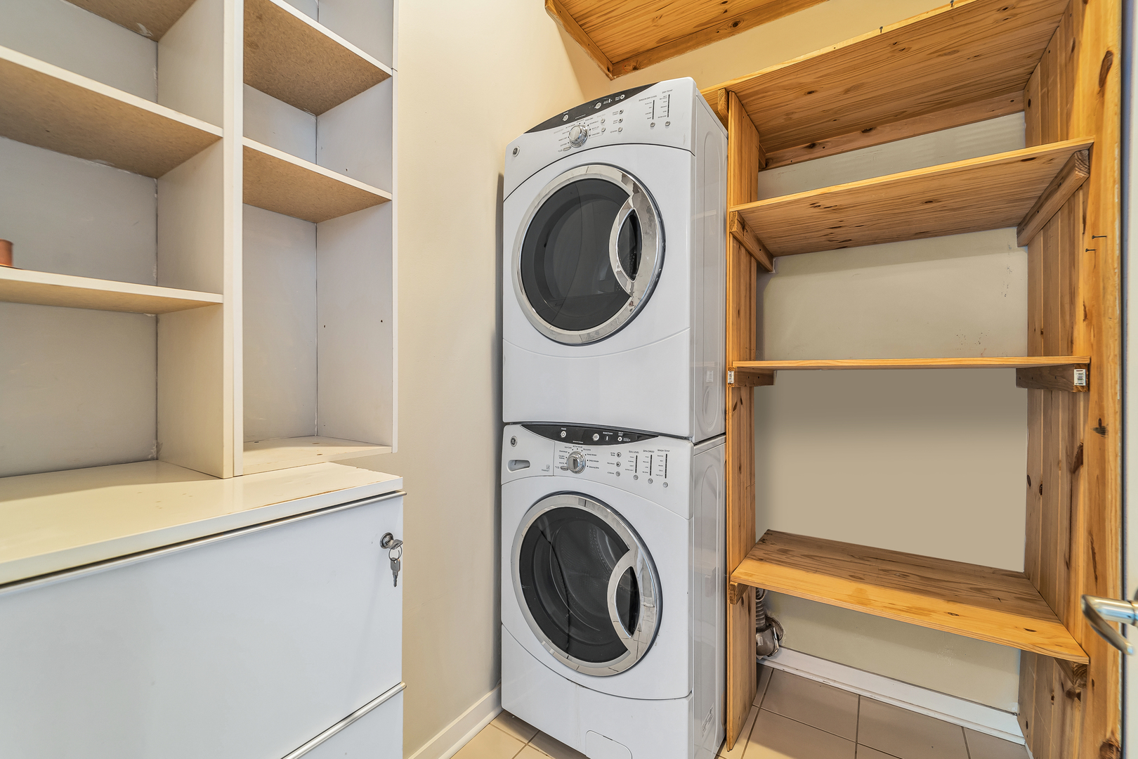 611 South Wells Street, Unit 3102 Chicago, IL 60607 - Photo 23 of 33 a utility room with dryer and washer