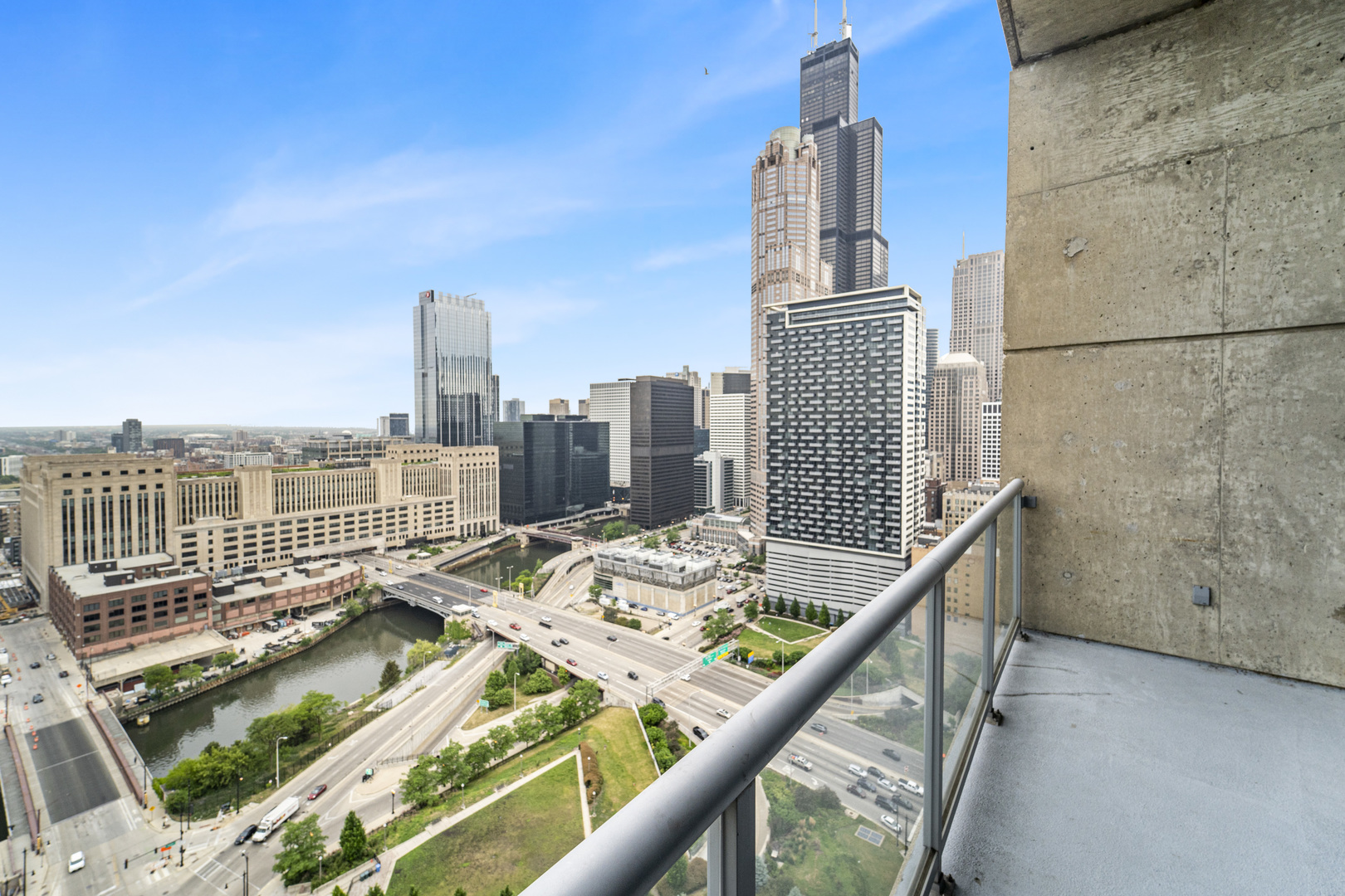 611 South Wells Street, Unit 3102 Chicago, IL 60607 - Photo 4 of 33 a balcony with city view