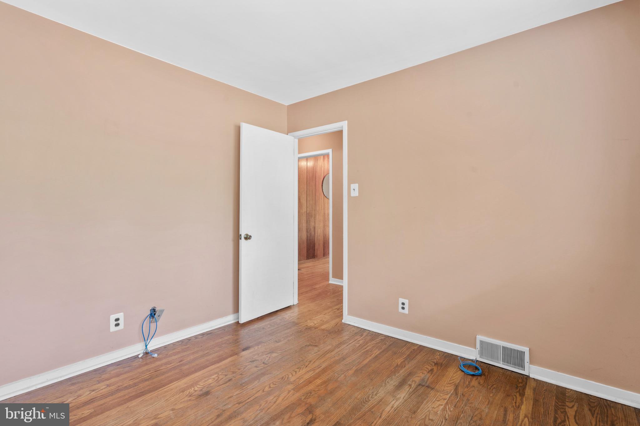 1457 Meetinghouse Road Warminster, PA 18974 - Photo 13 of 30 Inviting space with warm tones.
