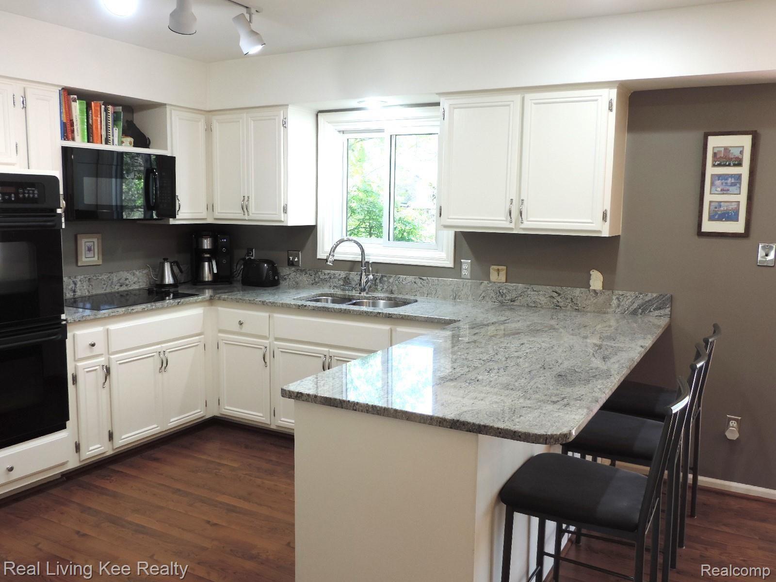 1885 Snowden Court Rochester, MI 48306 - Photo 11 of 47 Kitchen with granite countertops