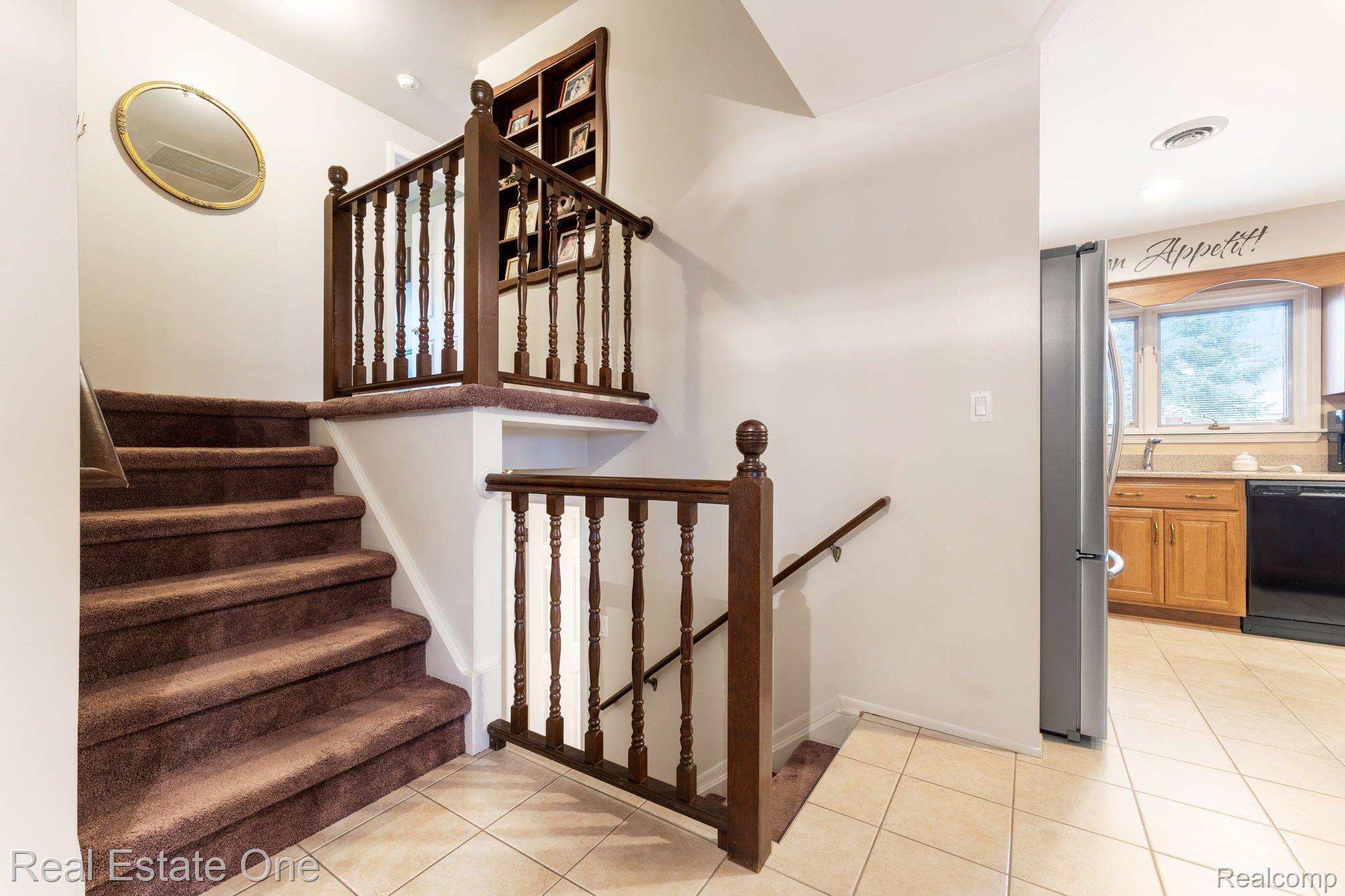 19449 Wedgewood Road Riverview, MI 48193 - Photo 12 of 40 Entry stairway to upper level