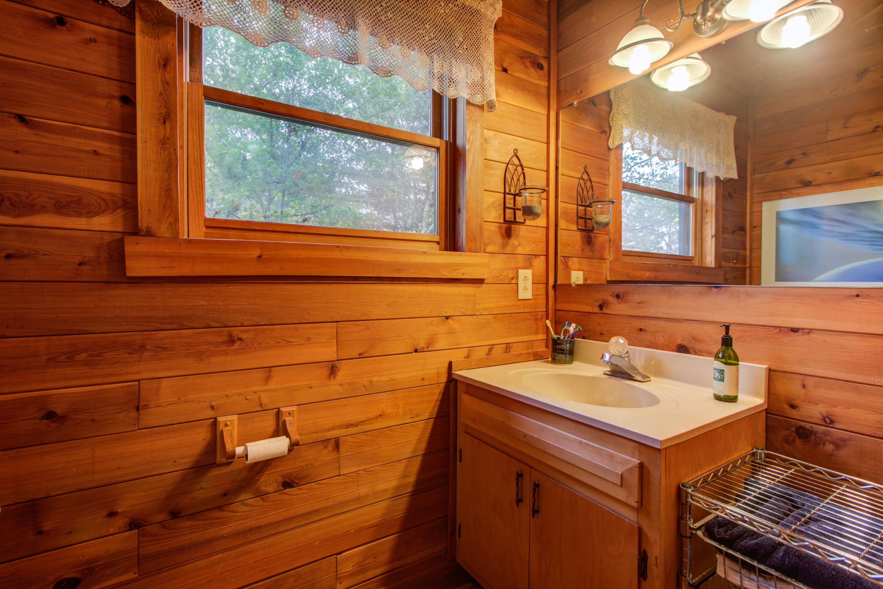 102 Red Oak Road Moneta, VA 24121 - Photo 31 of 43 Upper Level Bath