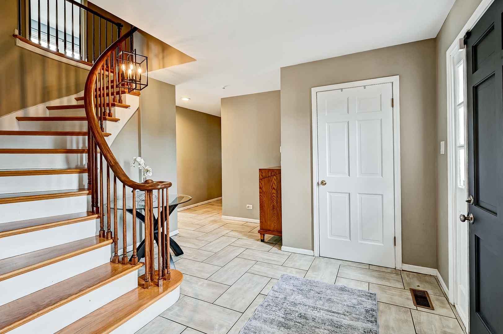 6750 County Line Lane Burr Ridge, IL 60527 - Photo 4 of 35 a view of an entryway with wooden floor and a mirror