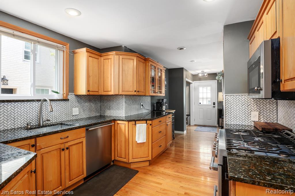 1322 Hampton Road Grosse Pointe Woods, MI 48236 - Photo 3 of 42
