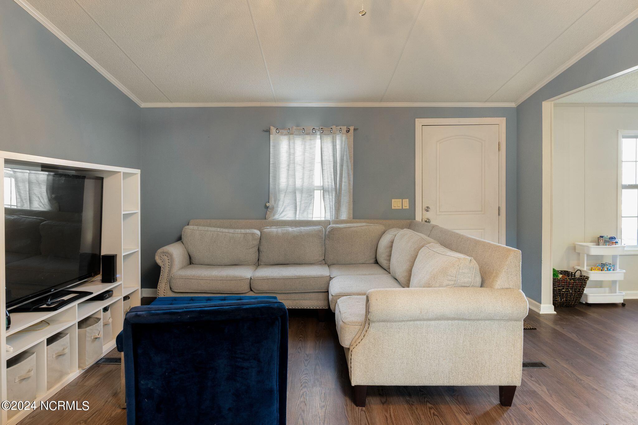 242 Shingle Brook Road New Bern, NC 28560 - Photo 16 of 49 Living Room