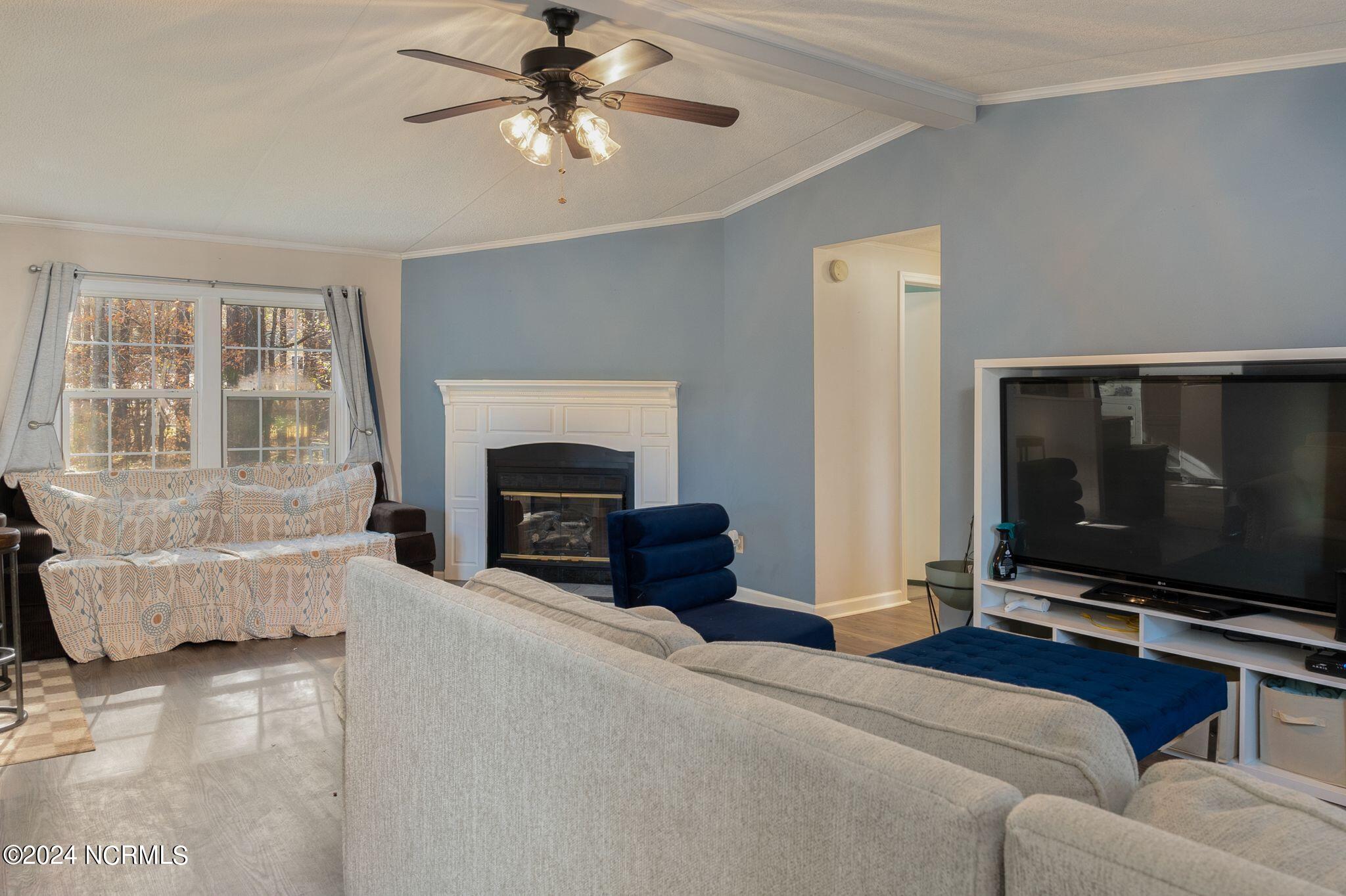 242 Shingle Brook Road New Bern, NC 28560 - Photo 2 of 49 Living Room