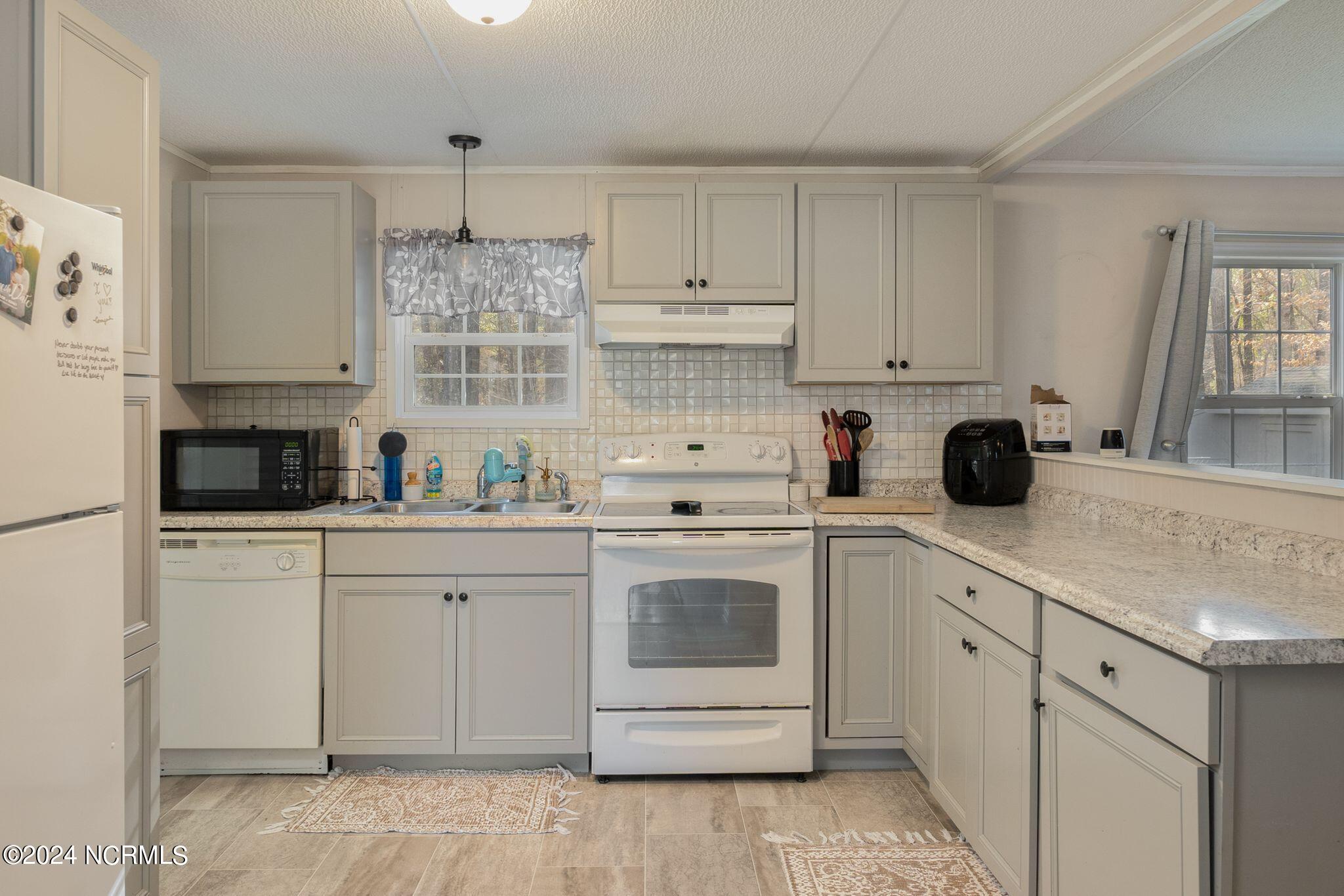 242 Shingle Brook Road New Bern, NC 28560 - Photo 3 of 49 Kitchen