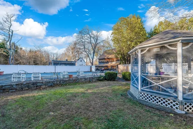 a view of a house with backyard