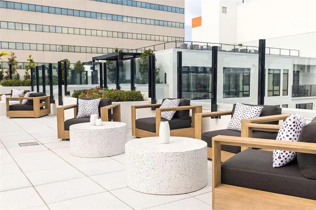 $3,330 | 1991 Main Street, Unit ASTER B9, Sarasota, FL 34236