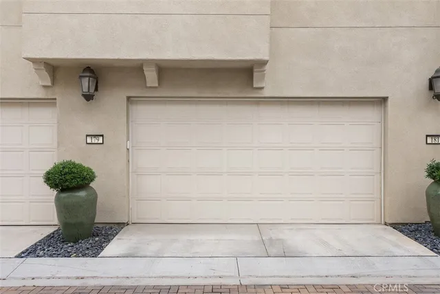a view of a house with backyard