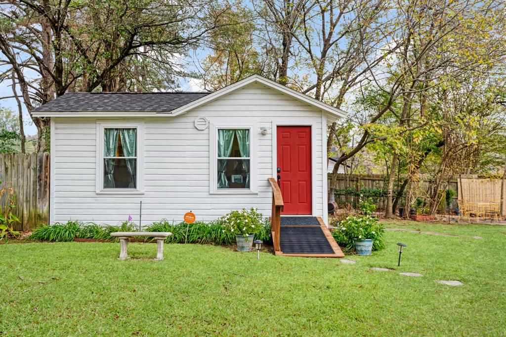 2257 Cleveland Street Paris, TX 75460 - Photo 20 of 28 a front view of house with yard and green space