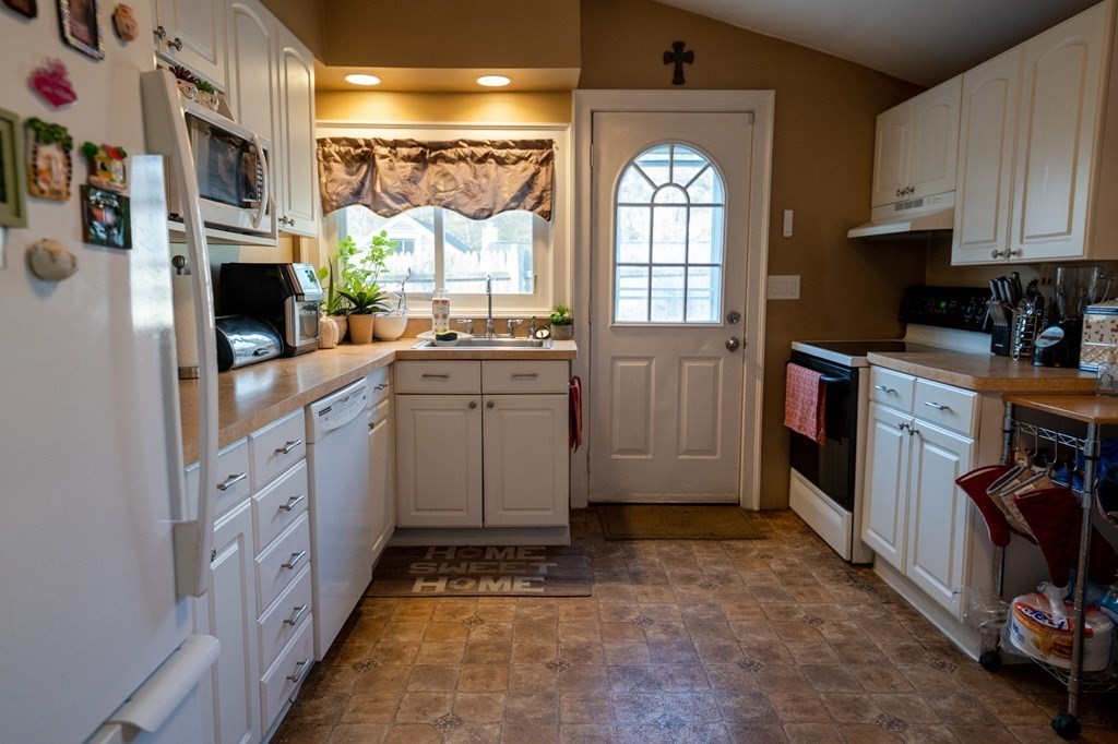 9 Woodland Road Holbrook, MA 02343 - Photo 9 of 19 Gallery Image 9
