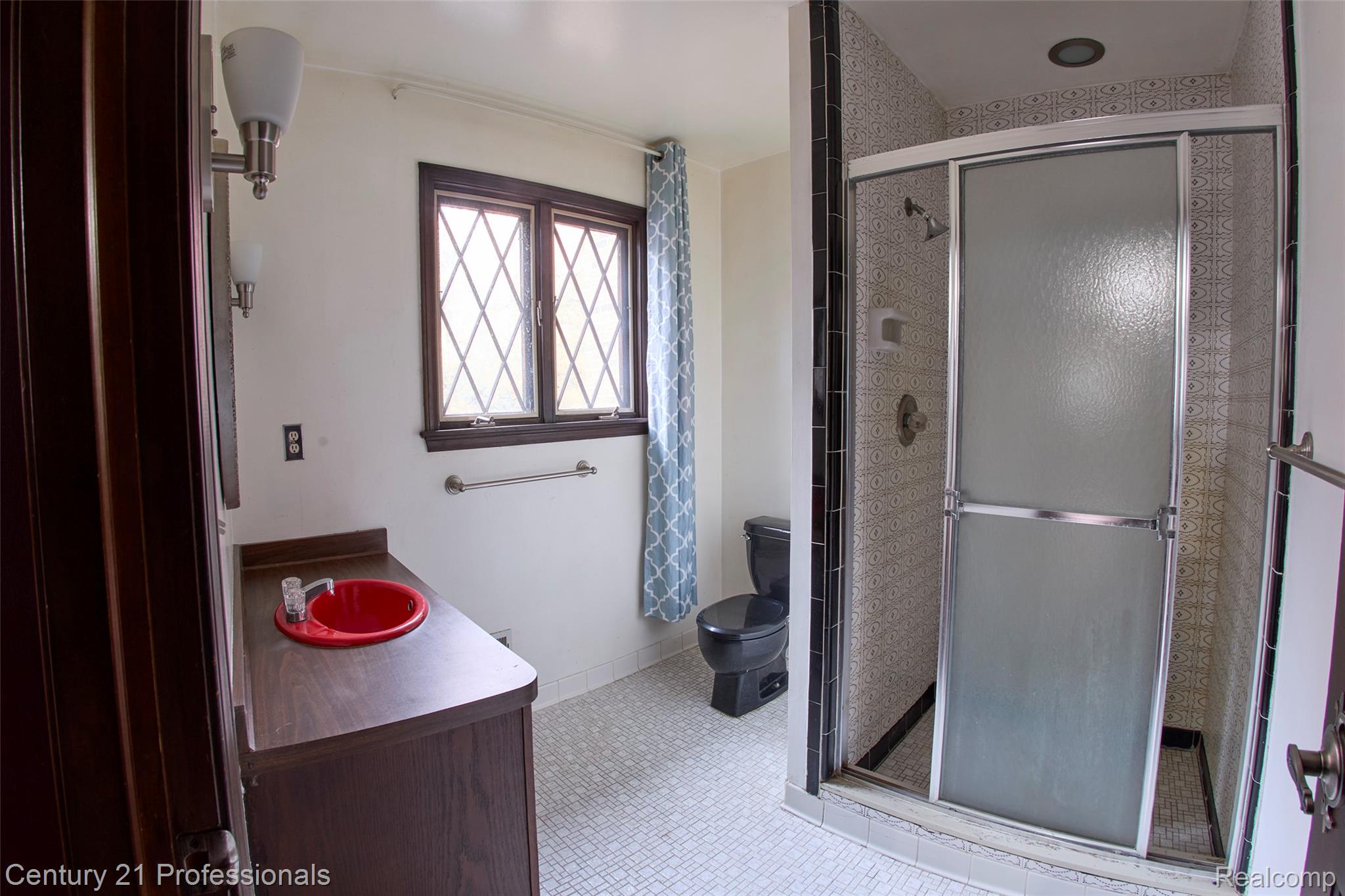 303 East Snell Road Rochester, MI 48306 - Photo 28 of 45 Full ensuite bathroom