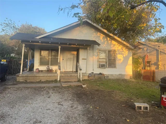 a view of a house with backyard and a tree