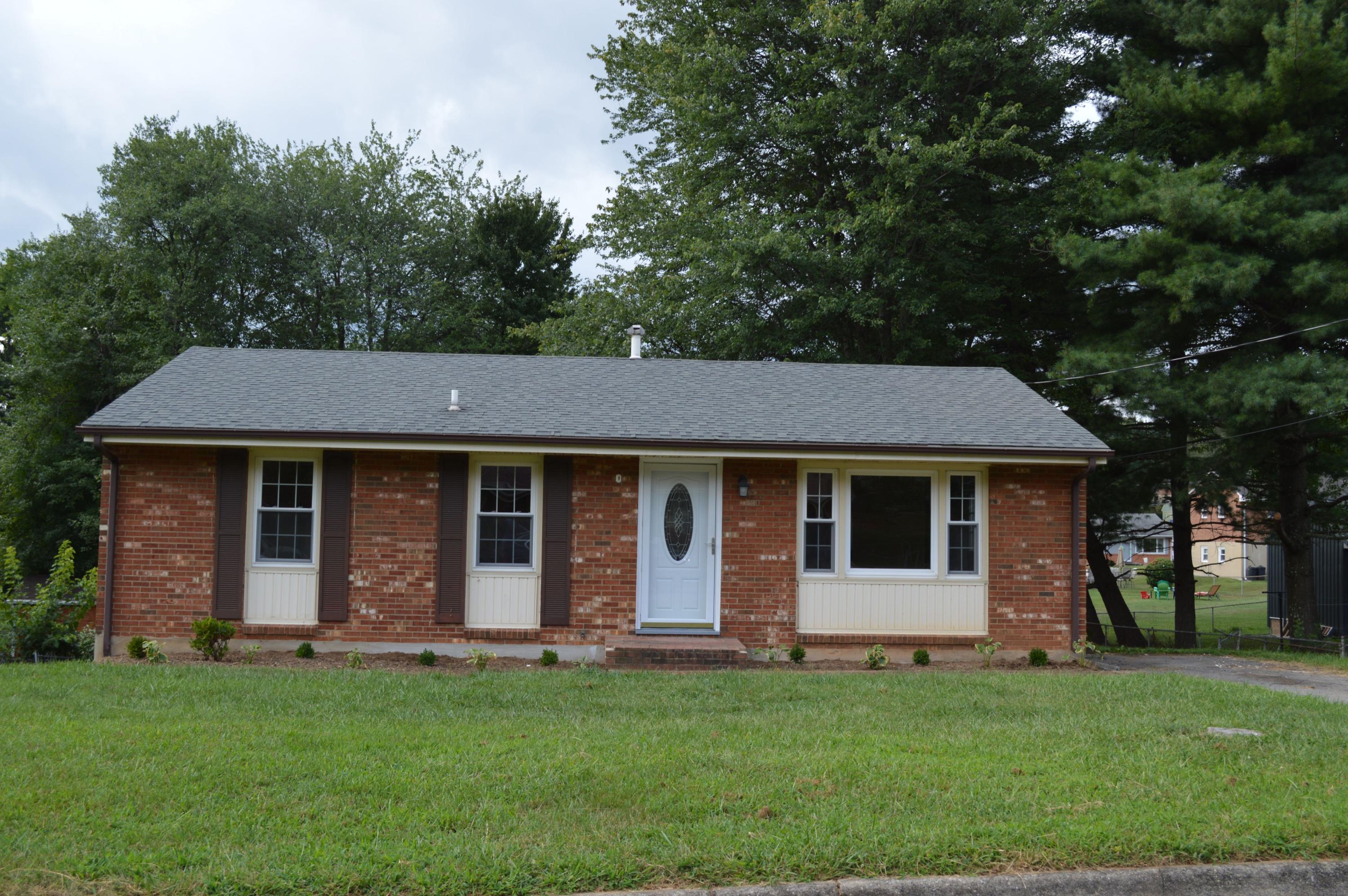 a view of a house with yard