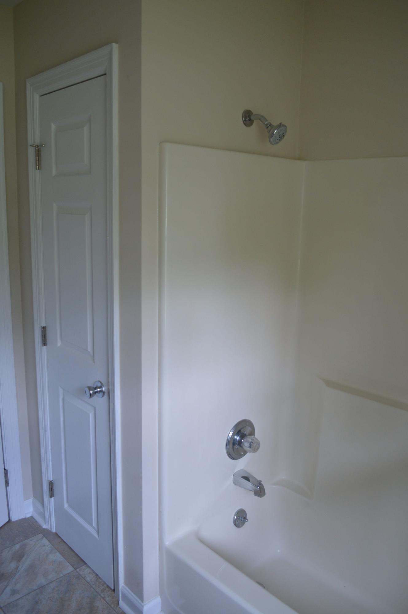 520 Olney Road Vinton, VA 24179 - Photo 12 of 29 a bathroom with a bathtub