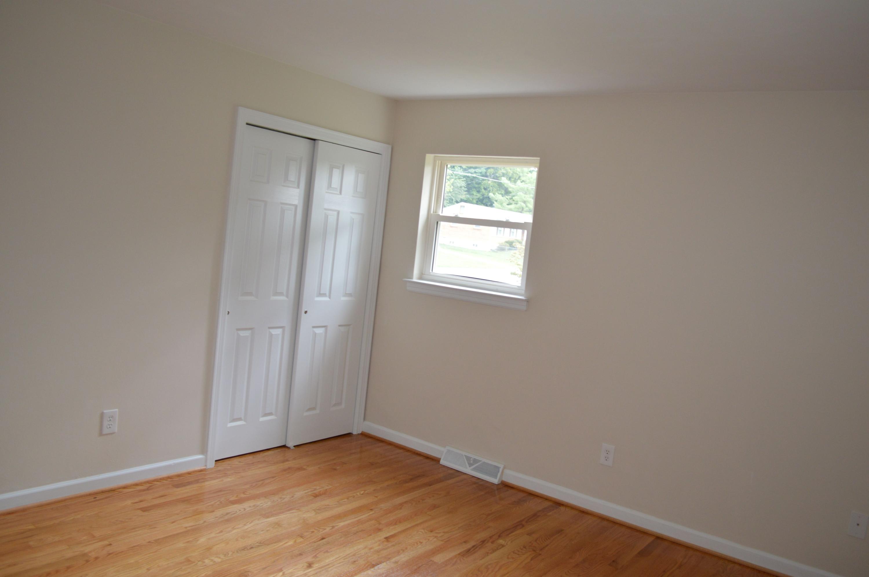 520 Olney Road Vinton, VA 24179 - Photo 17 of 29 an empty room with wooden floor and windows
