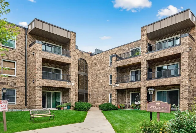 $129,900 | 2220 Midland Grove Road, Unit 304, Roseville, MN 55113