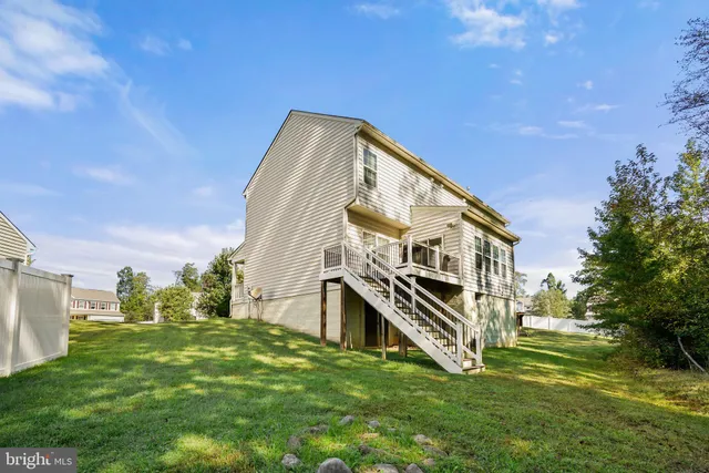 a view of a big room with a big yard