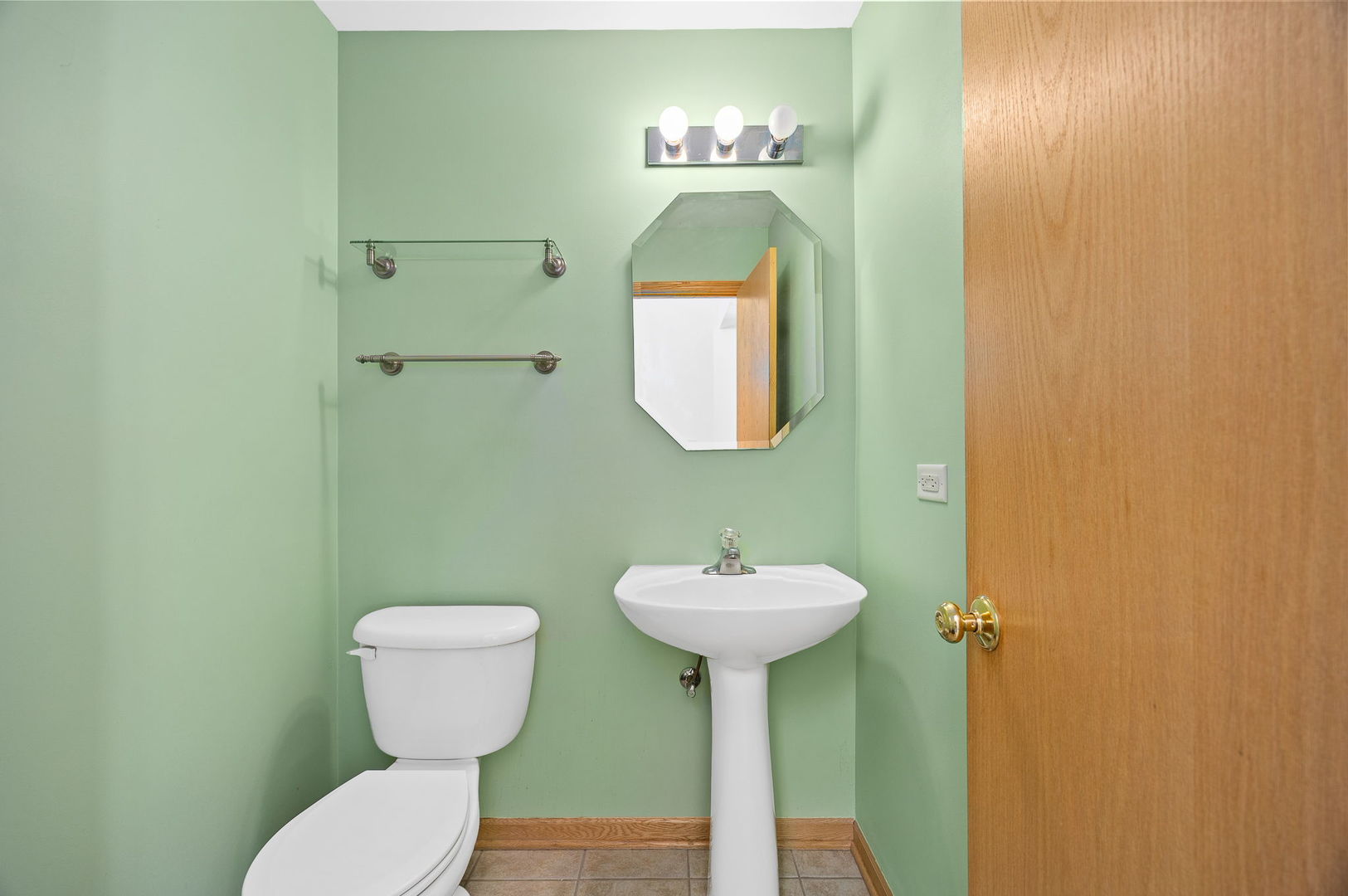 658 Chestnut Ridge Minooka, IL 60447 - Photo 11 of 30 a bathroom with a toilet sink and mirror