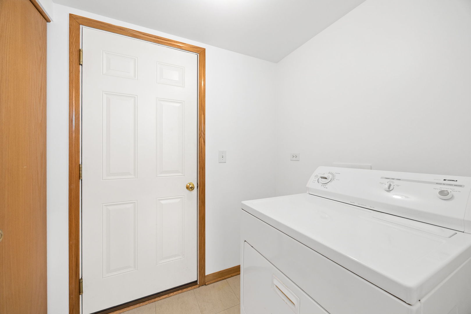 658 Chestnut Ridge Minooka, IL 60447 - Photo 12 of 30 a utility room with dryer and washer