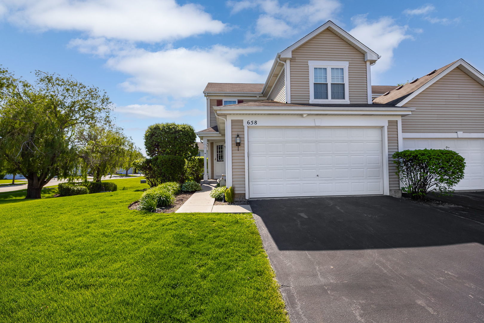 658 Chestnut Ridge Minooka, IL 60447 - Photo 23 of 30 a front view of a house with garden
