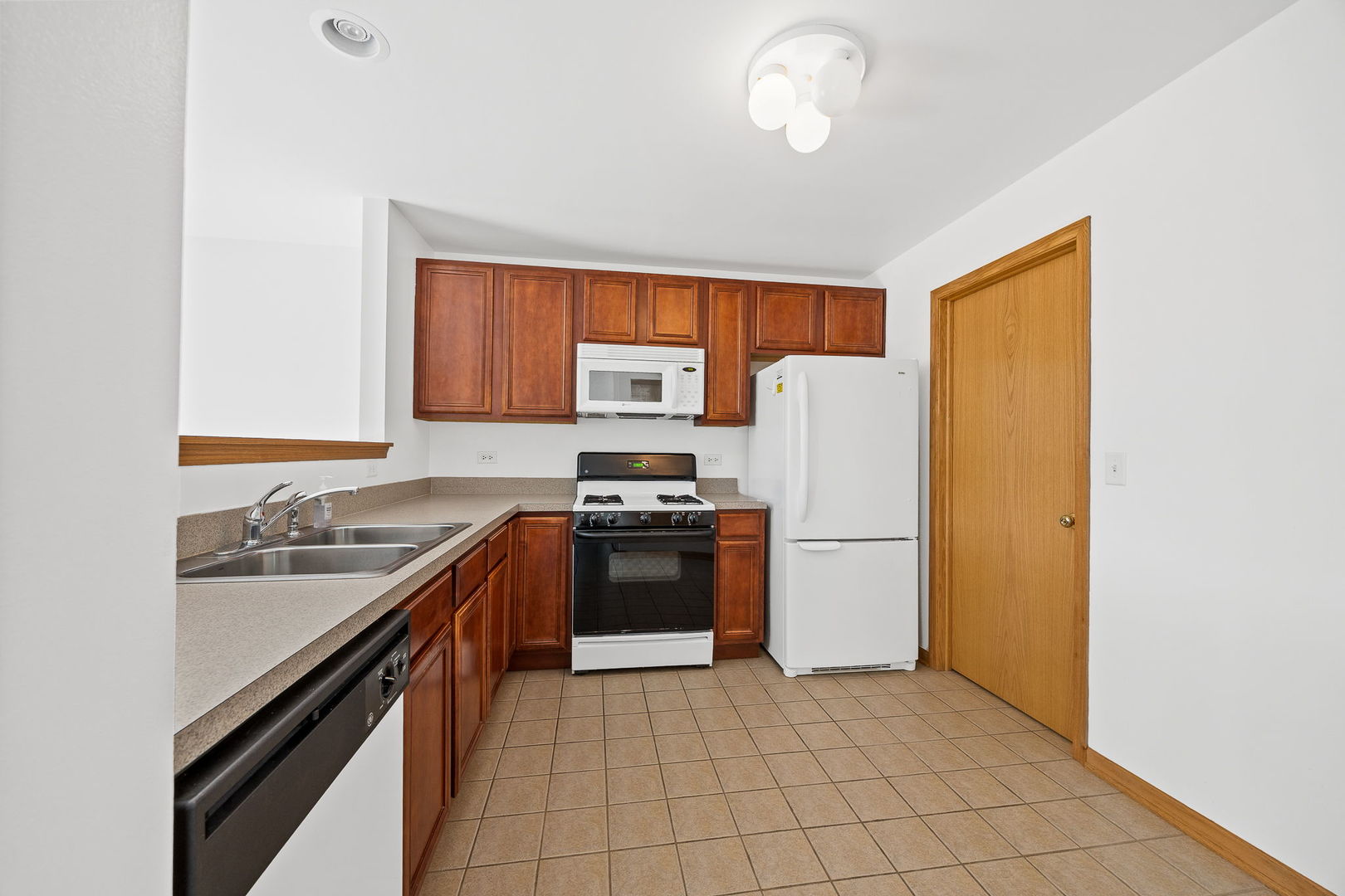 658 Chestnut Ridge Minooka, IL 60447 - Photo 4 of 30 a kitchen with a sink appliances and cabinets