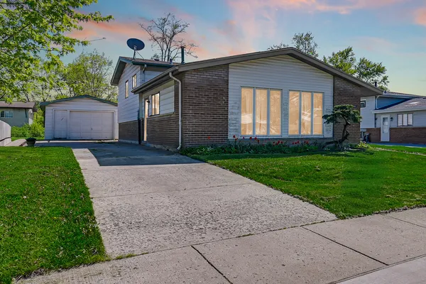 $140,000 | 325 Gentry Street, Park Forest, IL 60466