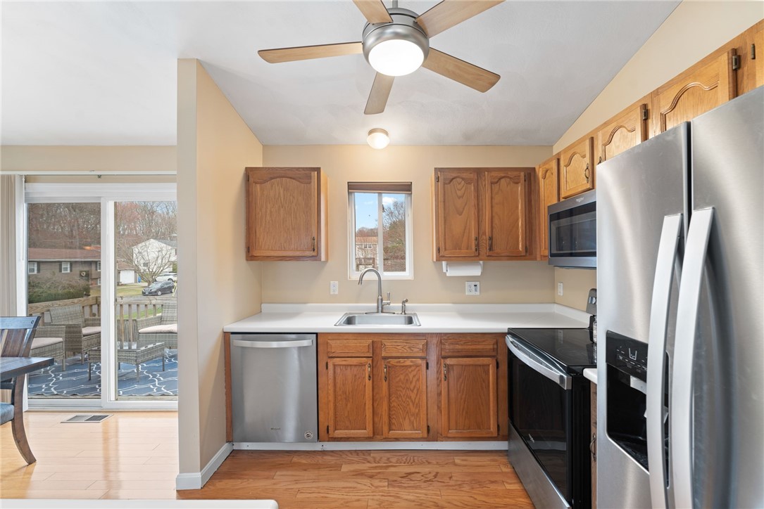 9 Iroquois Trail Cranston, RI 02921 - Photo 14 of 38