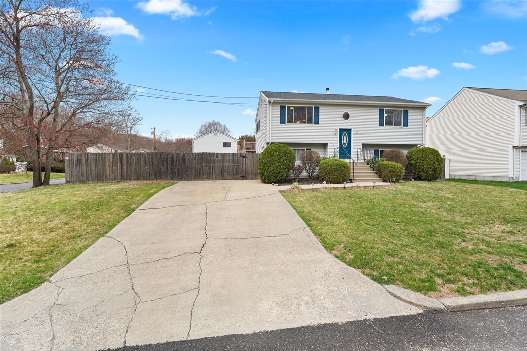 9 Iroquois Trail Cranston, RI 02921 - Photo 3 of 38