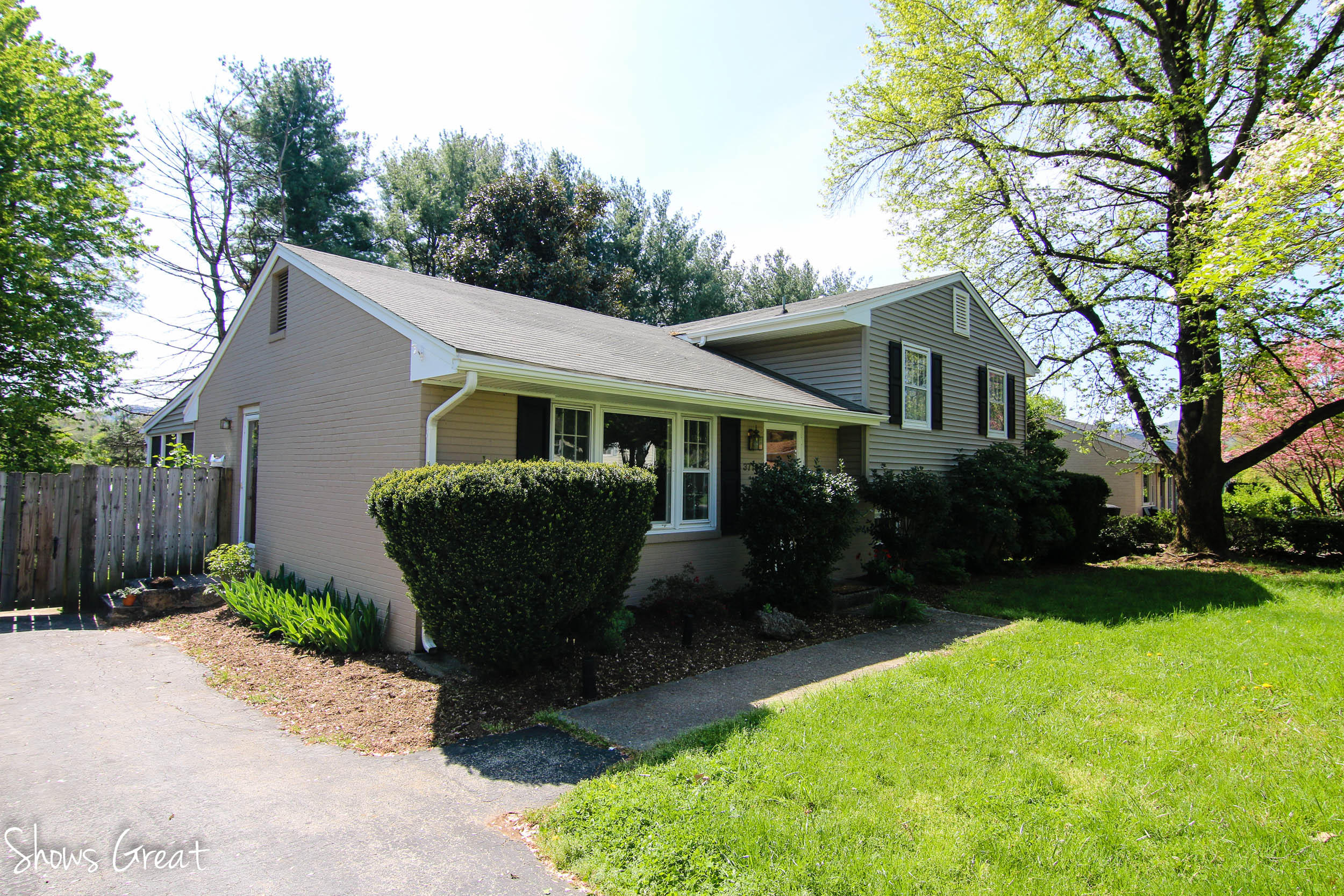 3710 Meadowlark Road Roanoke, VA 24018 - Photo 2 of 34 IMG_4525