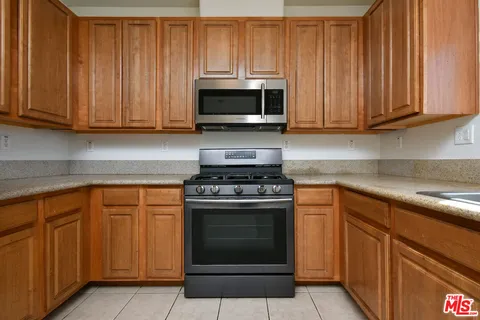 $599,000 | 8800 Etiwanda Avenue, Unit 7, Northridge, CA 91325