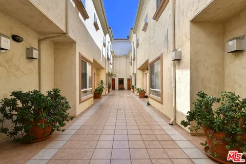 $599,000 | 8800 Etiwanda Avenue, Unit 7, Northridge, CA 91325