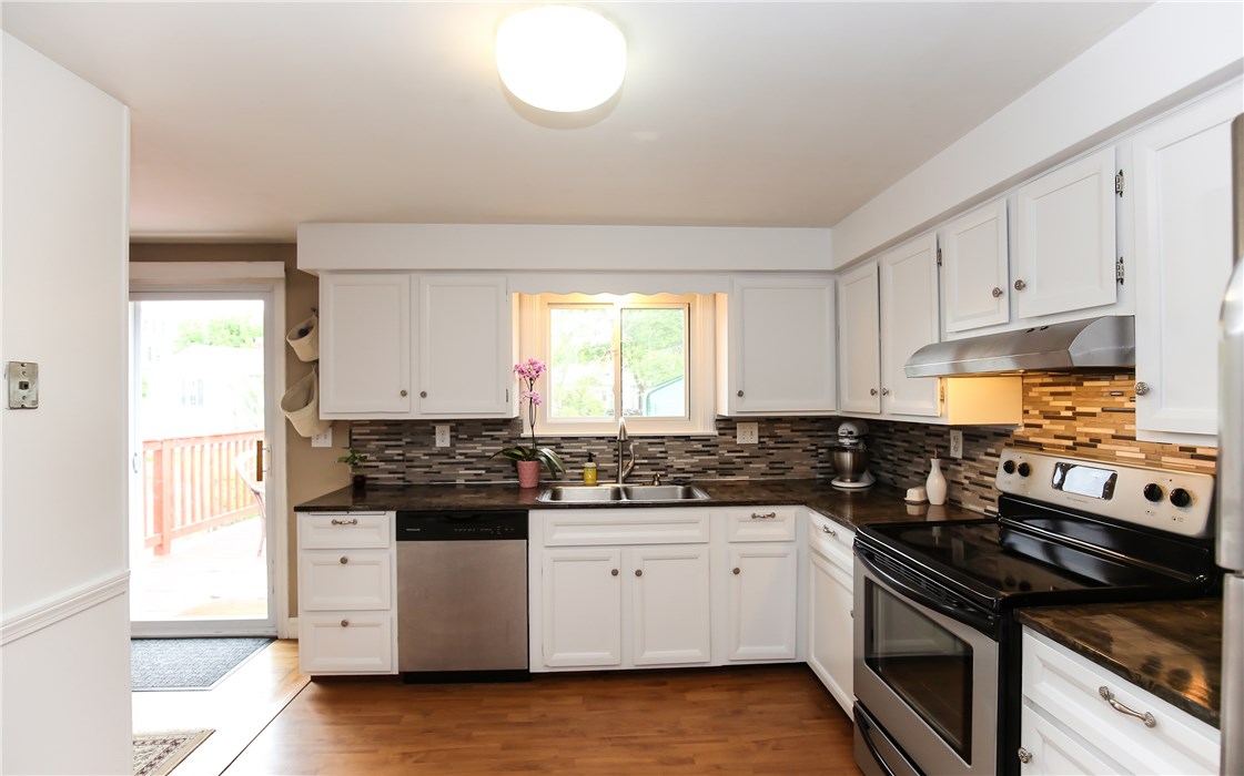 65 Linden Road Barrington, RI 02806 - Photo 3 of 27