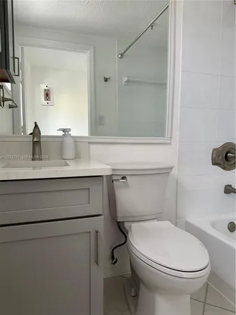 $2,000 | 3051 Southwest 27th Avenue, Unit 205, Miami, FL 33133
