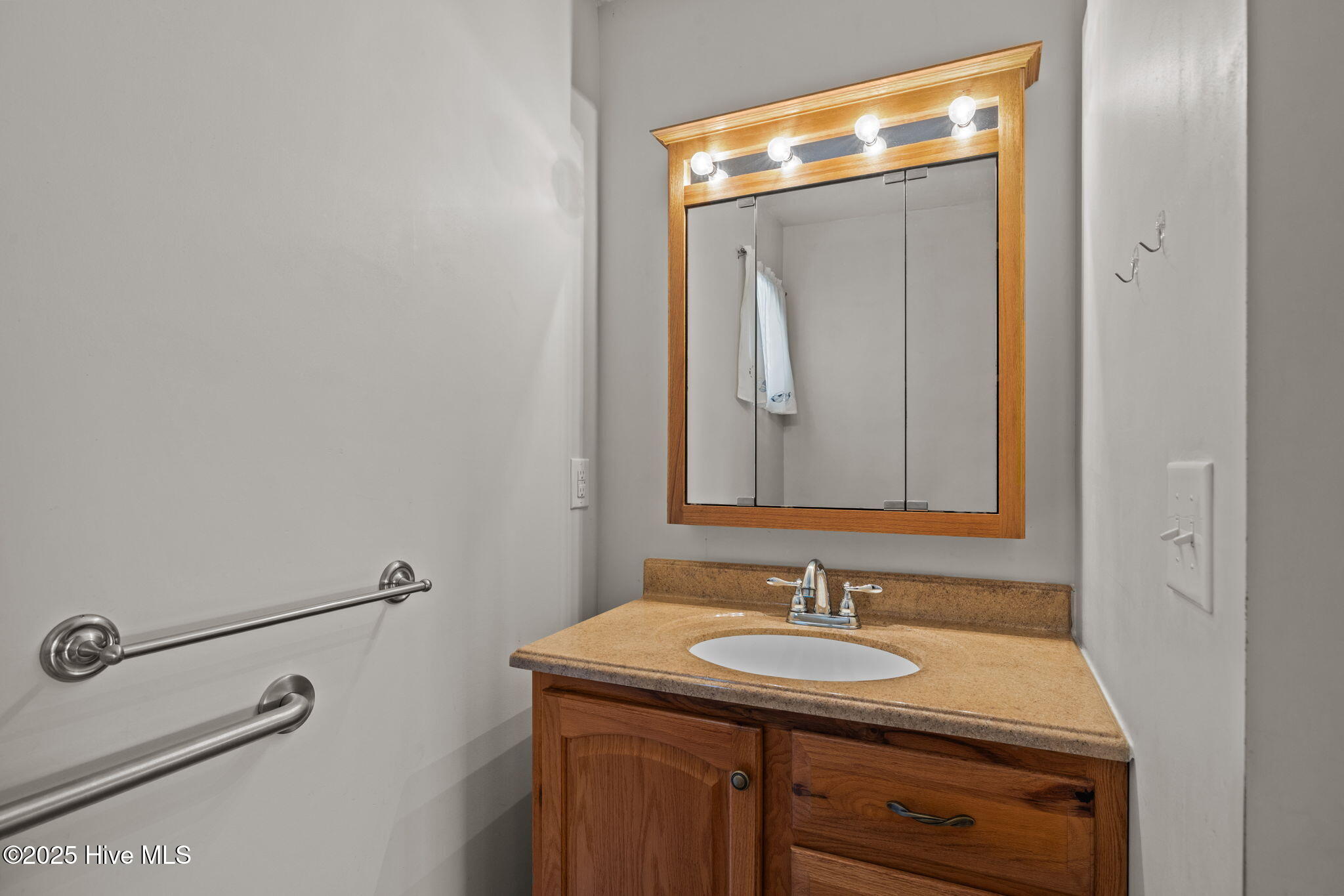 2255 Highway 70 Beaufort, NC 28516 - Photo 19 of 38 Primary private full bath
