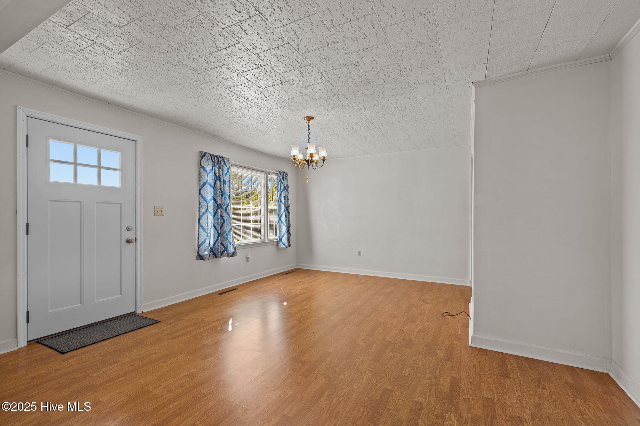 2255 Highway 70 Beaufort, NC 28516 - Photo 6 of 38 Entry/ living room